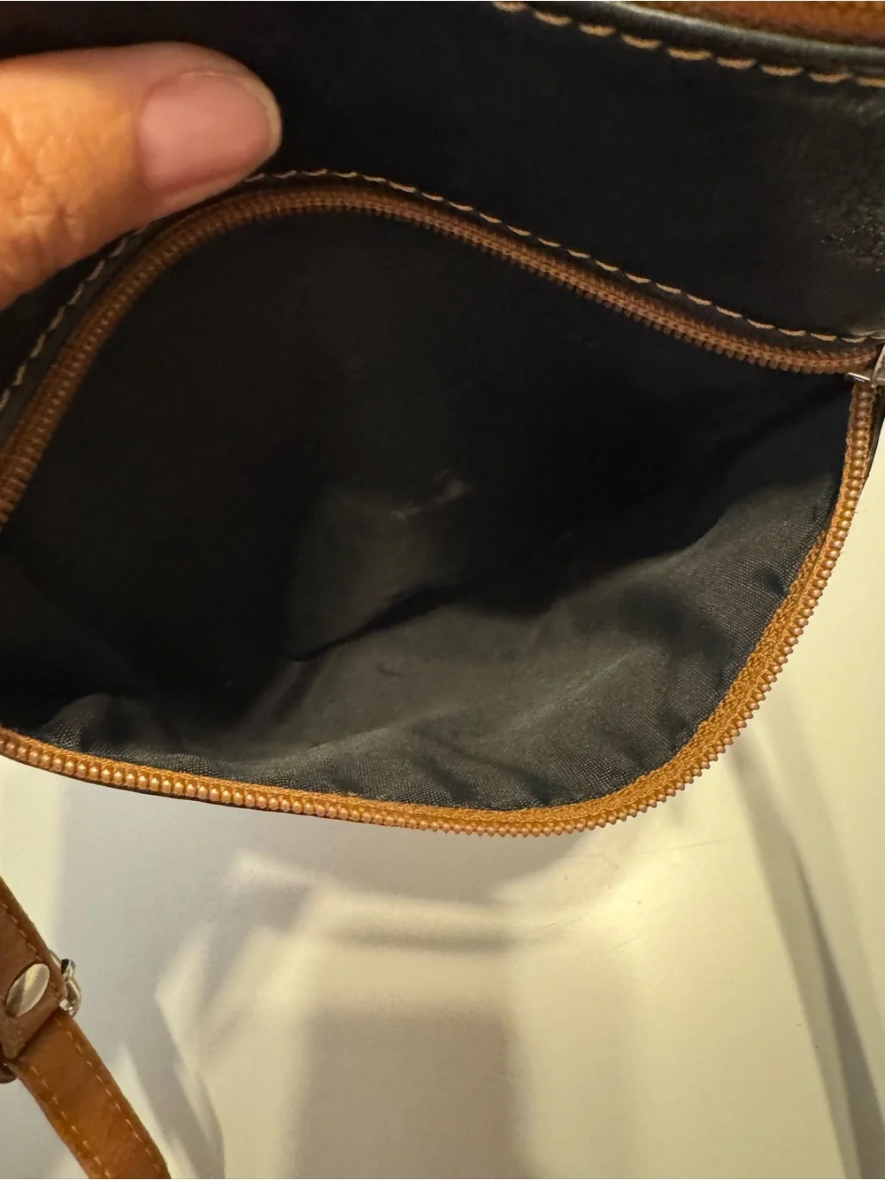 L’Artigiano Made in Italy Black Leather Crossbody Bag Multi Zip Organizer Purse